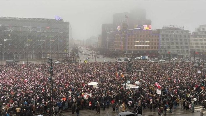 Trump stopnjuje pritisk, Evropa odgovarja: Na ulice odšlo 15.000 ljudi, na severu tudi slovenska vojska (VIDEO)