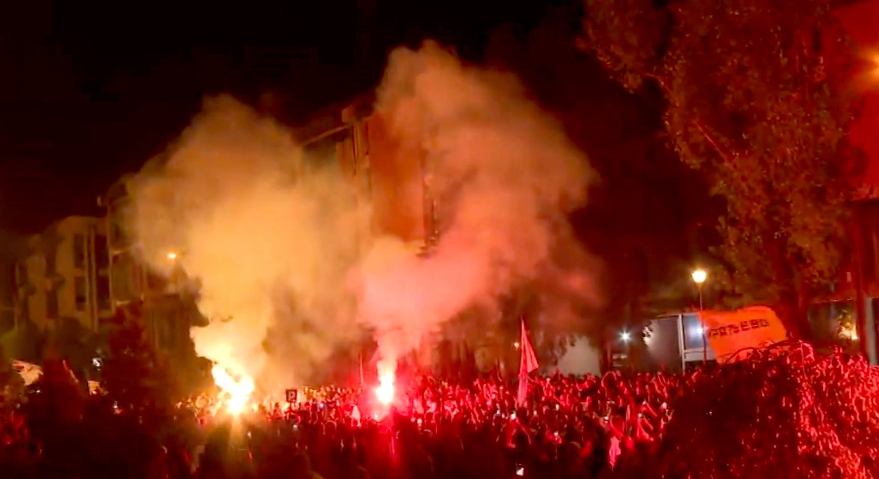 VIDEO: Kaos in nasilje v Srbiji, Vučić evropske poslance označil za drhal