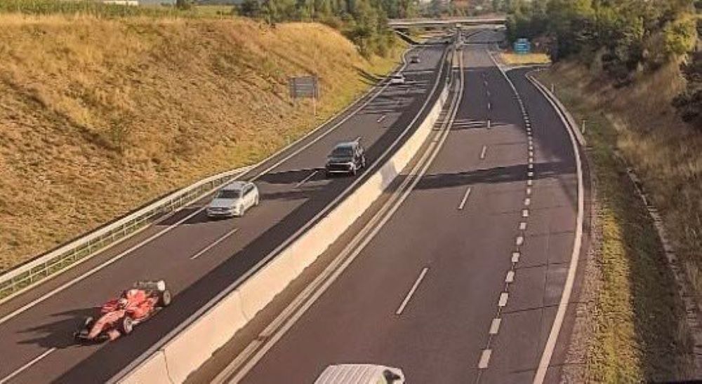 S Ferrarijem šest let vozil po avtocesti, policija ga ni našla: Sedaj nenadoma obkolili njegovo hišo