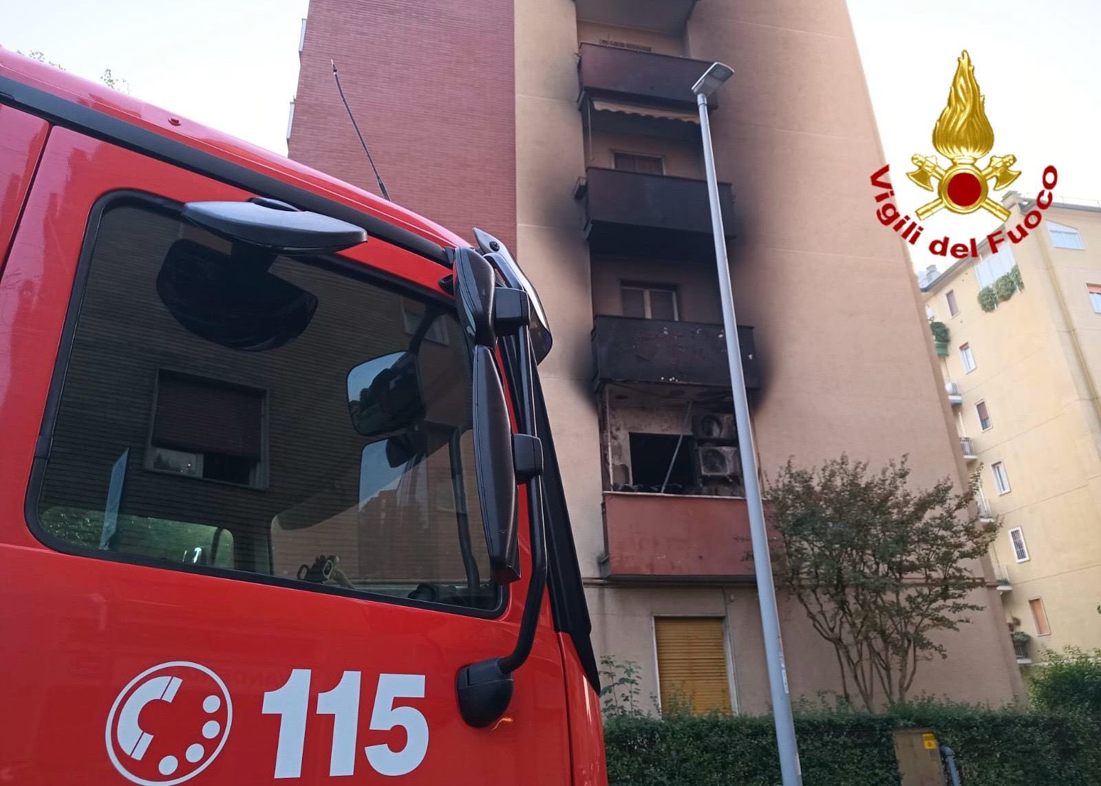 Grozljiva družinska tragedija pri sosedih: V požaru umrla starša in sin, evakuiranih še 50 ljudi