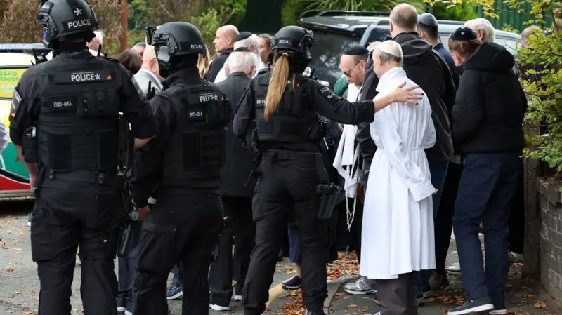 Šokanten preobrat v Manchestru: Ena od žrtev napada na sinagogo verjetno umrla zaradi policijskega strela