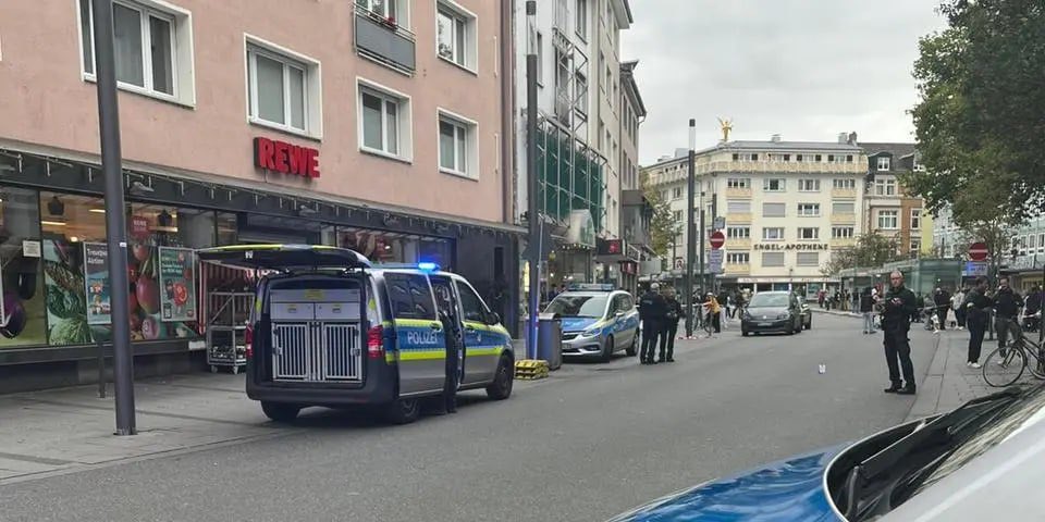 Streljanje na tržnici v Nemčiji: Več ranjenih, napadalec na begu