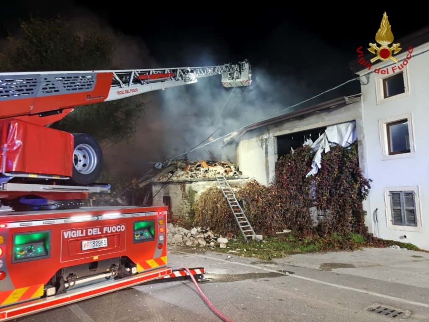V eksploziji med poskusom izselitve hiše ubiti trije karabinjerji, ranjenih več gasilcev