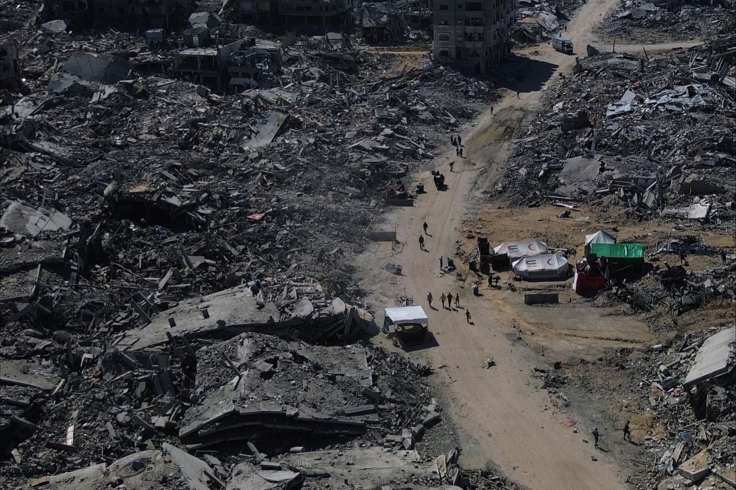 Mejni prehod Rafa ostaja zaprt: Humanitarna pomoč znova obstala pred Gazo