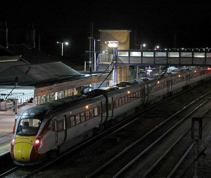 Napad z nožem na vlaku: Znano kdo sta napadalca