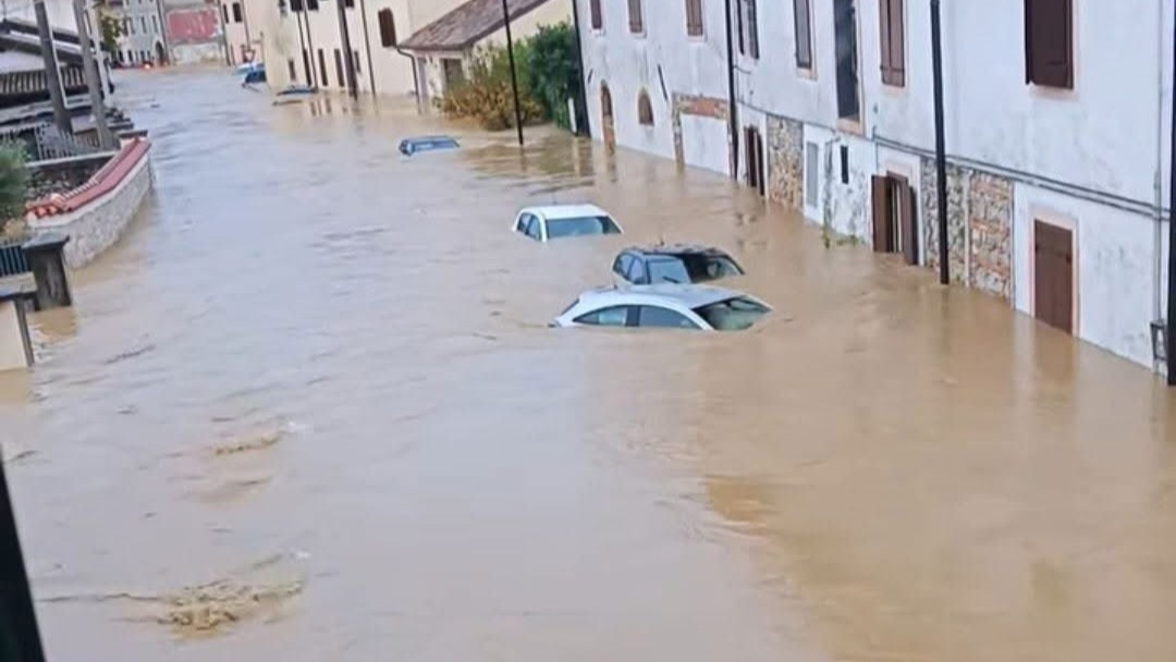 Hude poplave blizu meje s Slovenijo: Plaz zasul več hiš, dve osebi pogrešajo (VIDEO)