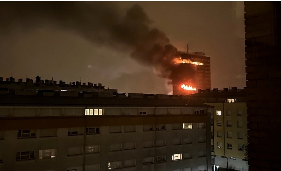 FOTO in VIDEO: Znamenita 16-nadstropna Stolpnica časnika Vjesnik v plamenih