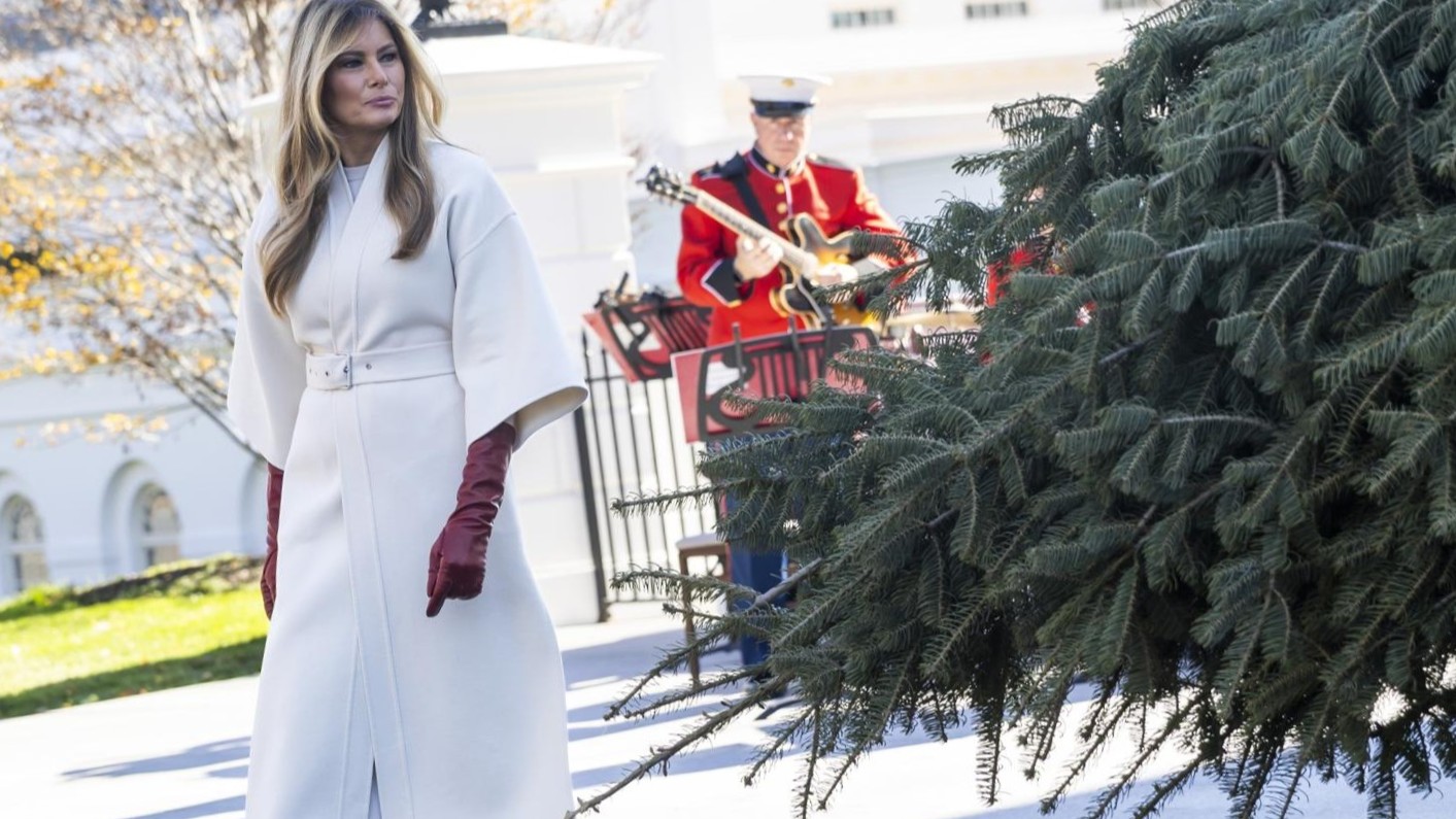 V Belo hišo prispela velika božična jelka, pozornost pa ukradla Melania