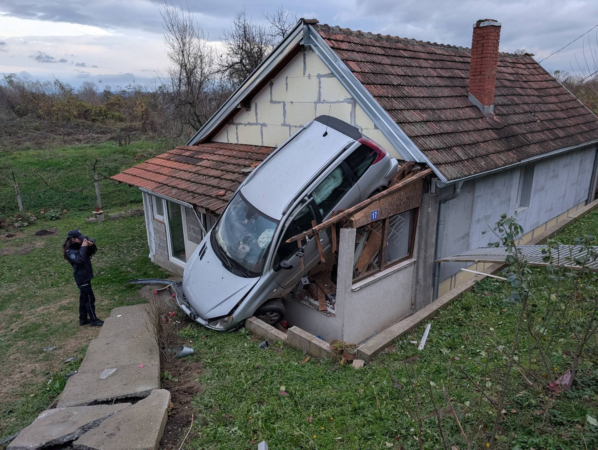 Iz ovinka naravnost na hišo: Moški v notranjosti mirno gledal TV, ko ga je presenetil pok (VIDEO)