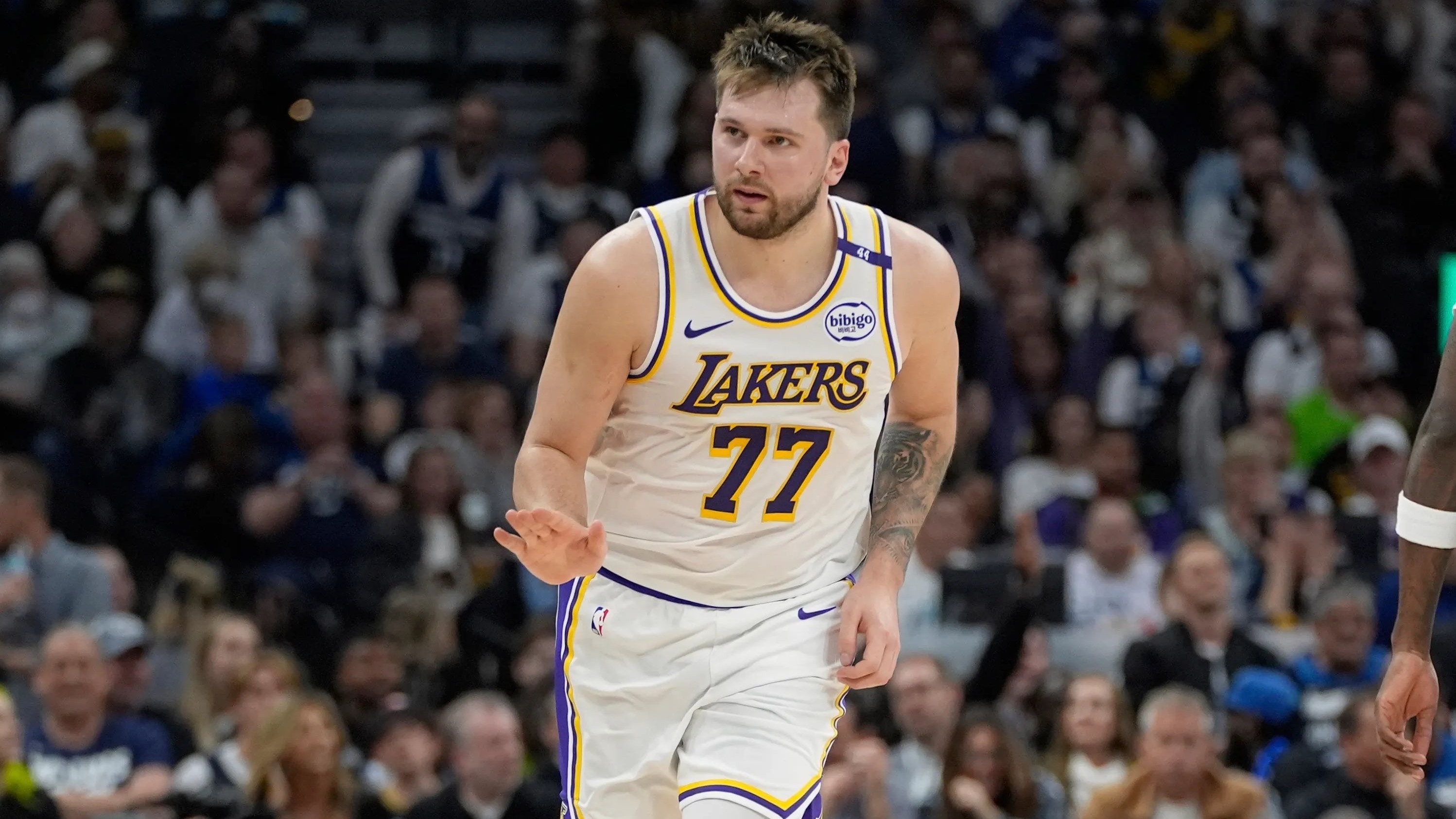 Dončić kljub slabemu strelskemu večeru prvi strelec ob tesni zmagi Lakersov