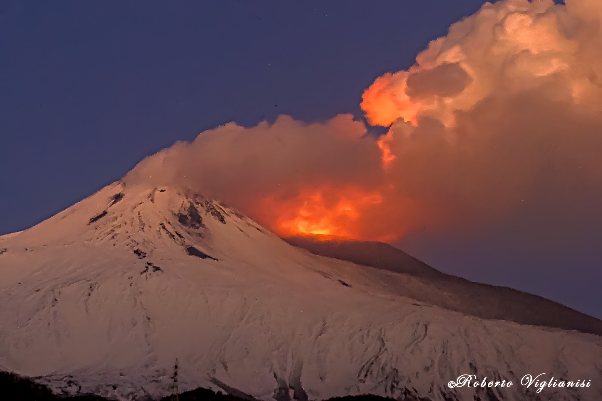 FOTO: Najaktivnejši evropski vulkan spet bruha lavo, razglašena povišana stopnja pripravljenosti