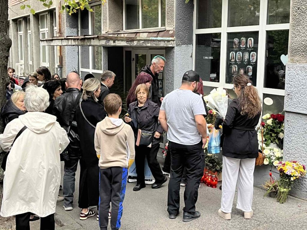 Strelski pohod na beograjski šoli: Sodišče družinam žrtev prisodilo večmilijonsko odškodnino