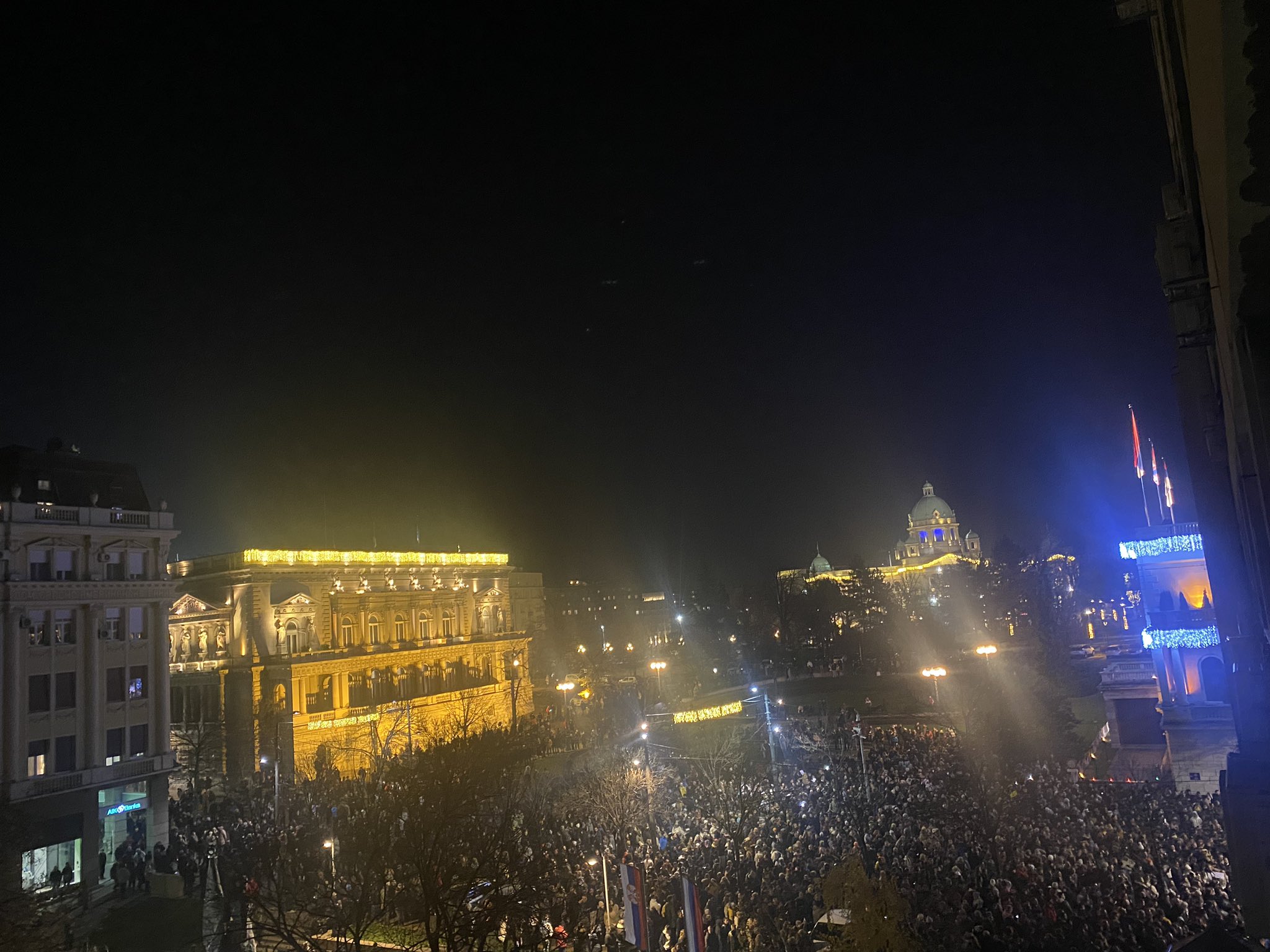 VIDEO: V Beogradu kaos po volitvah, protestniki metali jajca