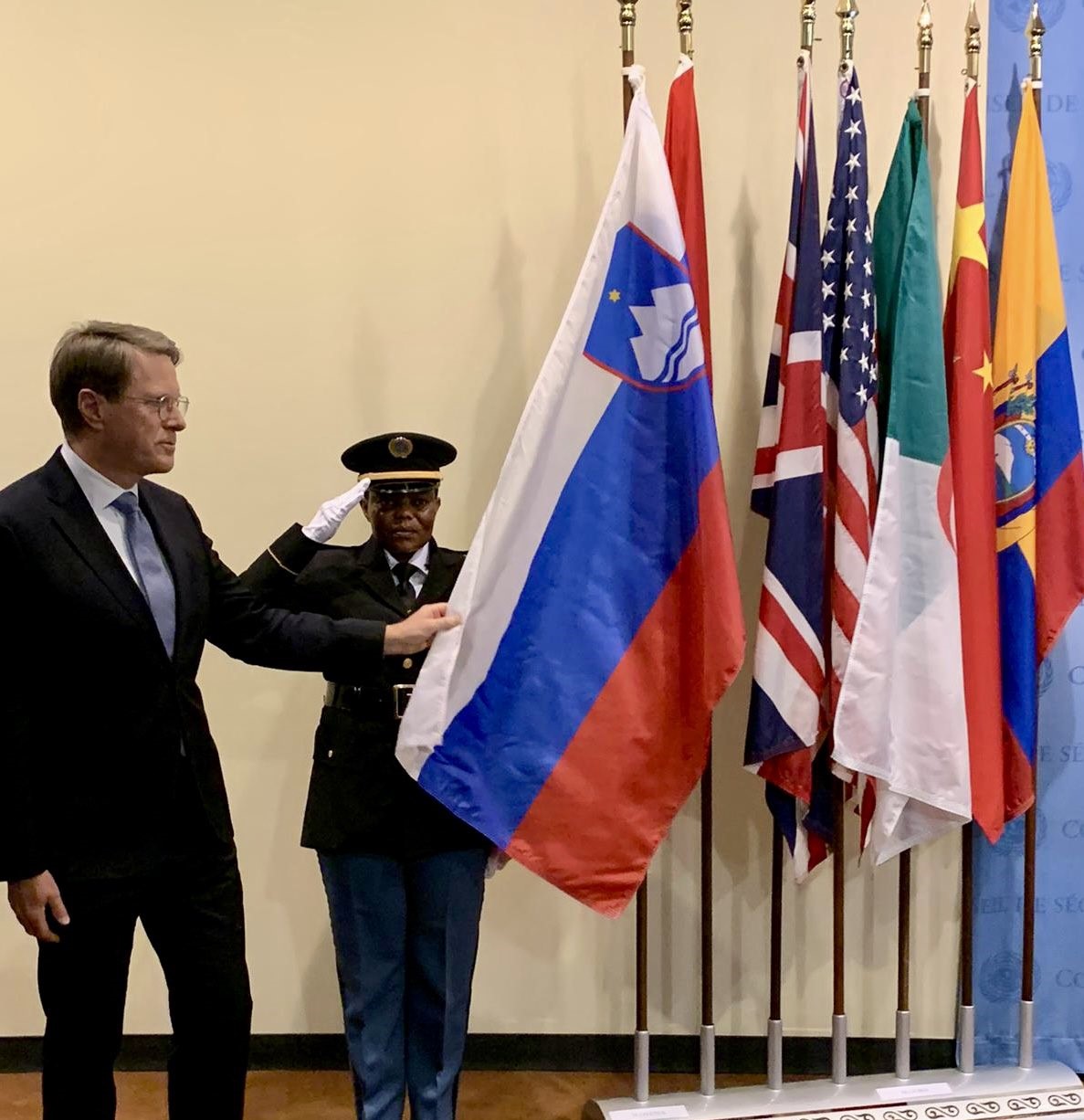 FOTO: Pred dvorano ZN v New Yorku bo dve leti plapolala slovenska zastava