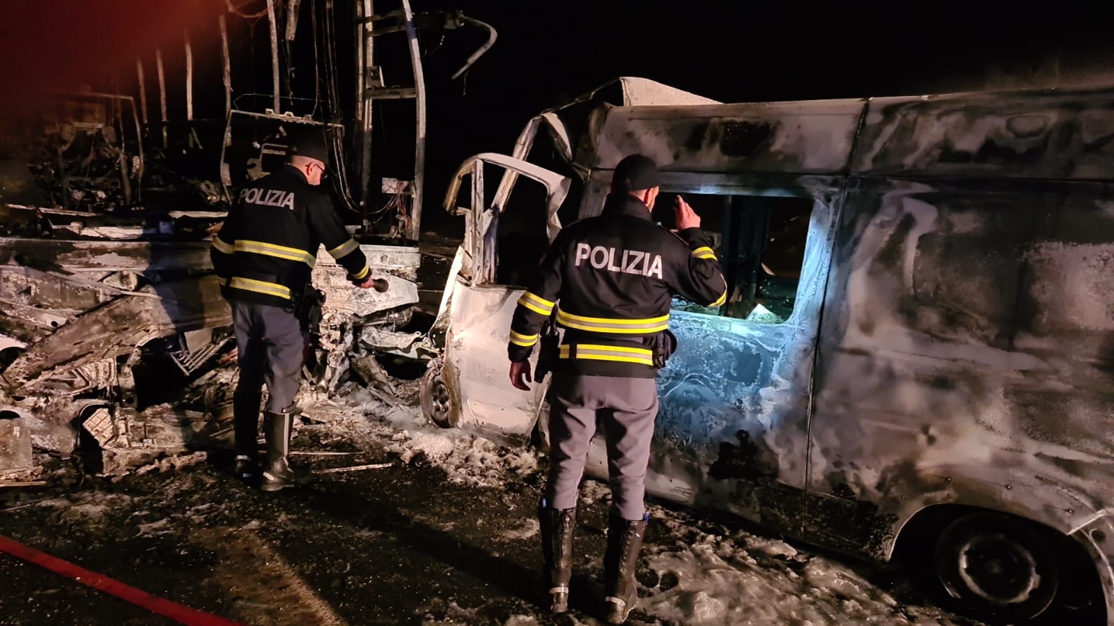 FOTO: Pri naših sosedih reševalno vozilo čelno trčilo v avtobus z otroci