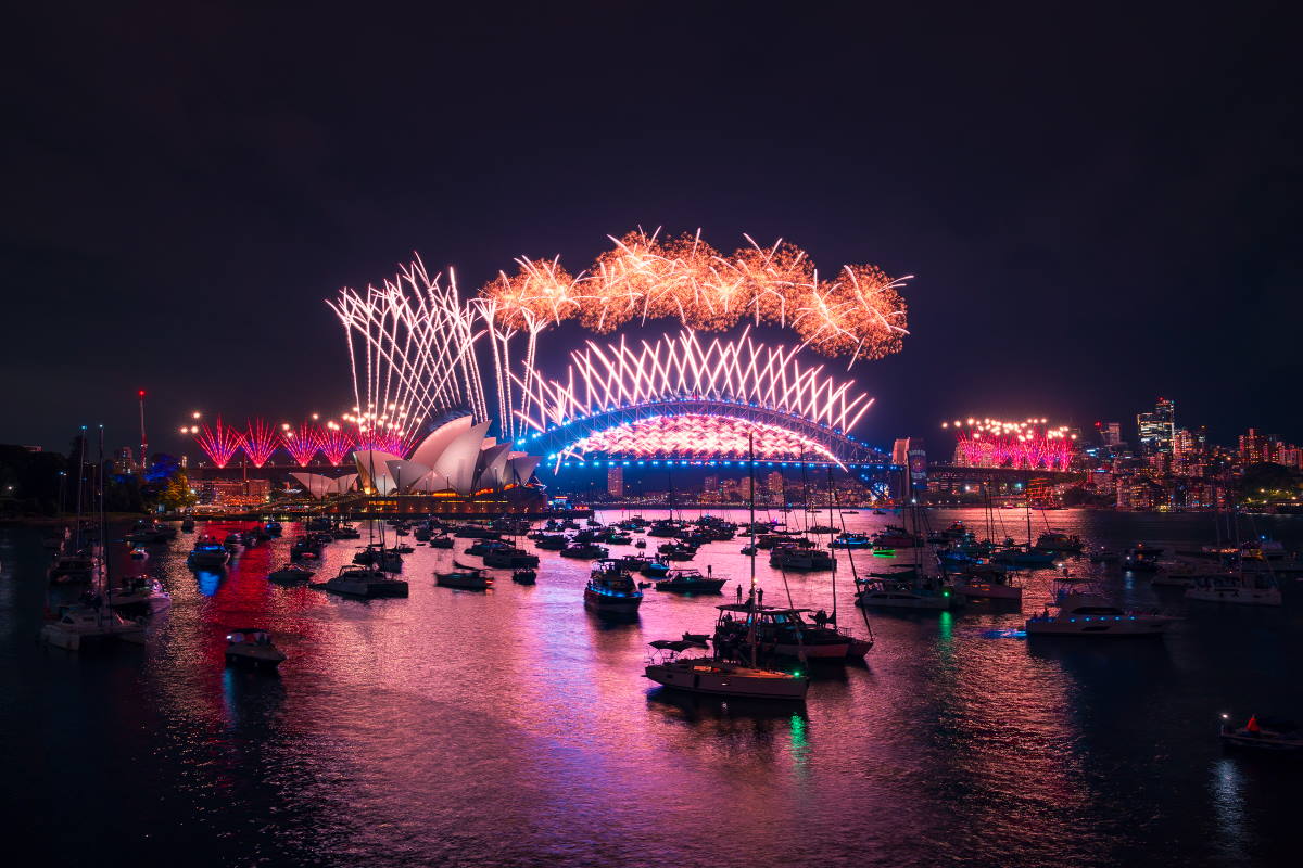 FOTO in VIDEO: Tako so z 12 minutnim ognjemetom v Sydneyju stopili v novo leto