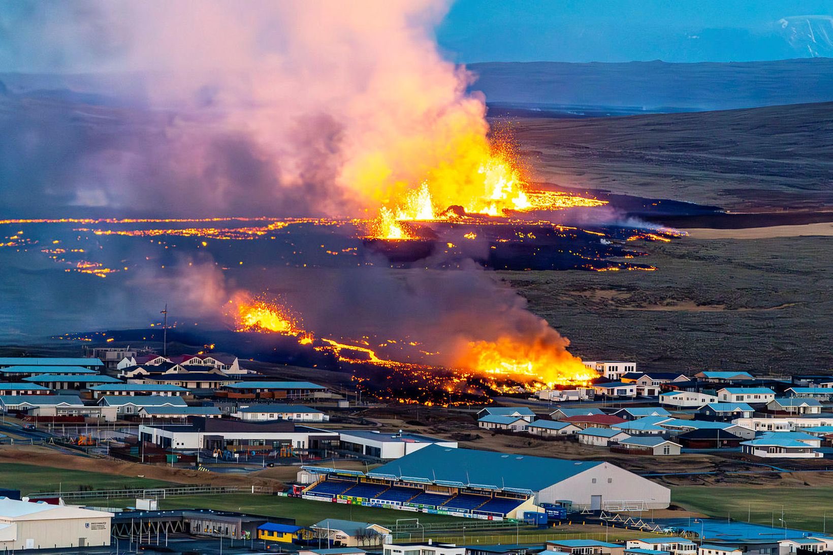 FOTO in VIDEO: Grozljivi prizori po izbruhu vulkana, ogenj zajel hiše