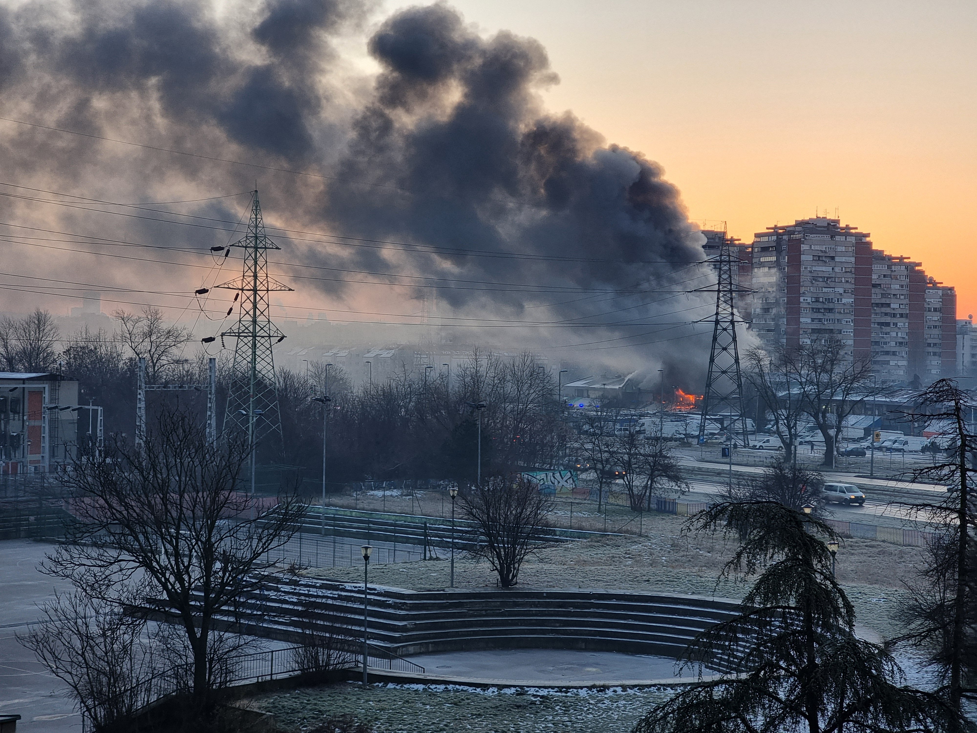 FOTO in VIDEO: V trgovskem centru v Beogradu izbruhnil obsežen požar