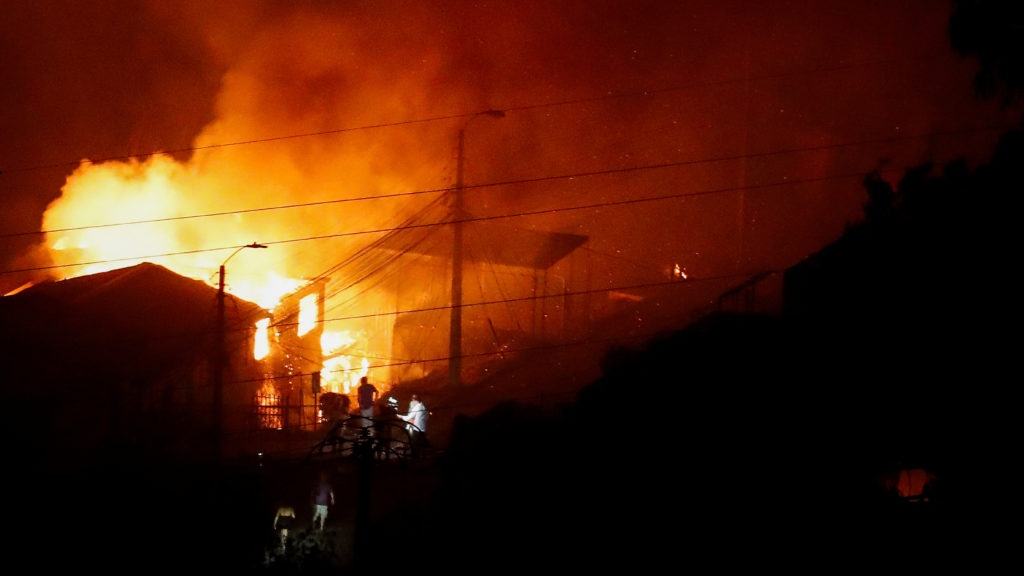 FOTO: Katastrofalni požari v Čilu, umrlo že najmanj 46 ljudi