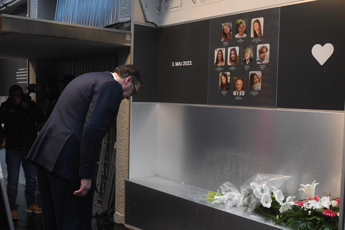 FOTO: Srbija se s solzami in cvetjem spominja žrtev strelskega napada