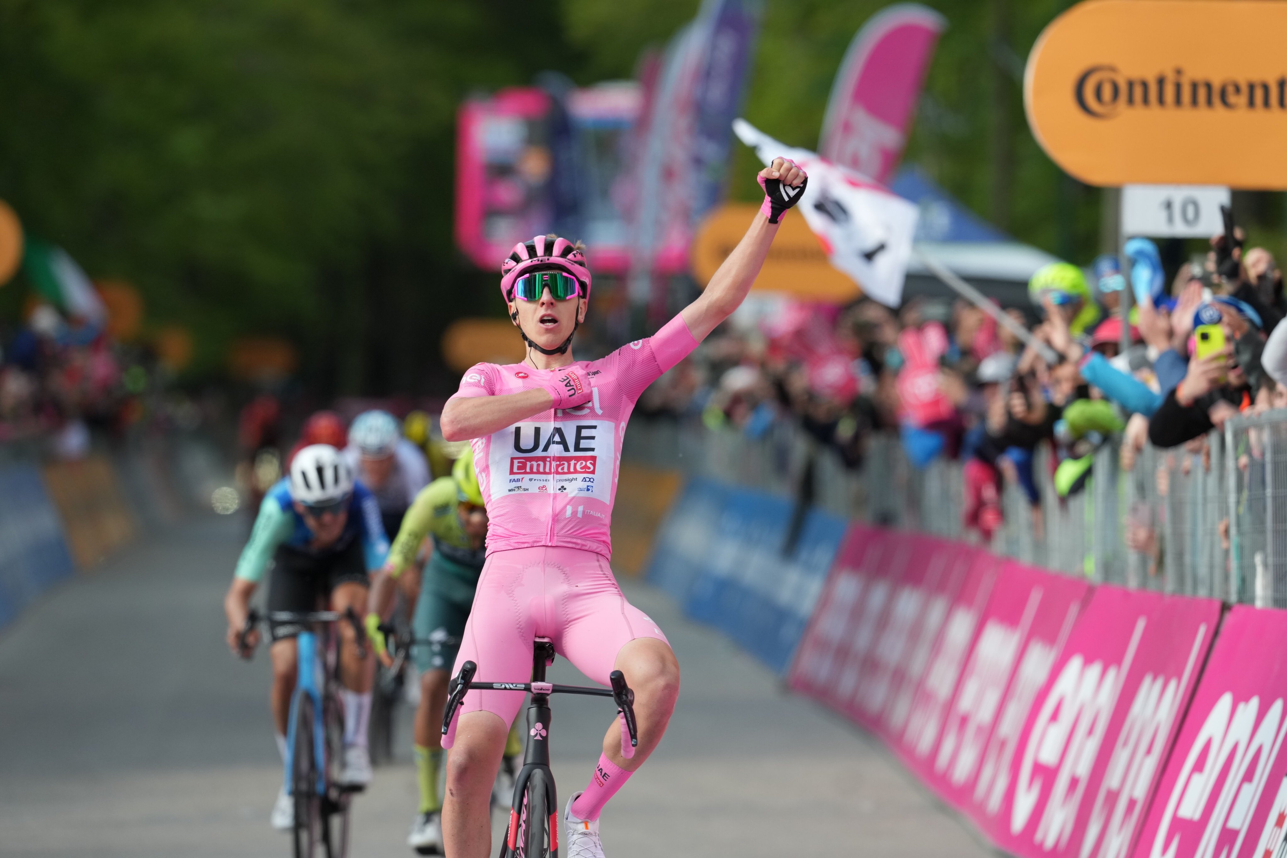 Giro d'Italia: Pogačar ostaja v roza majici, Kooij zmagovalec etape