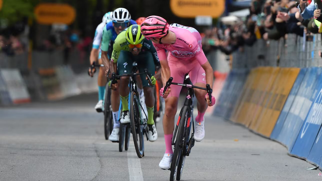 Napet boj za Giro: Alaphilippe slavi etapo, Pogačar ostaja vodilni