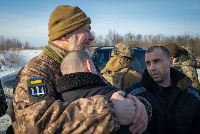 VIDEO: Ganljivo snidenje: Ukrajinski vojaki so se po izmenjavi ujetnikov vrnili domov