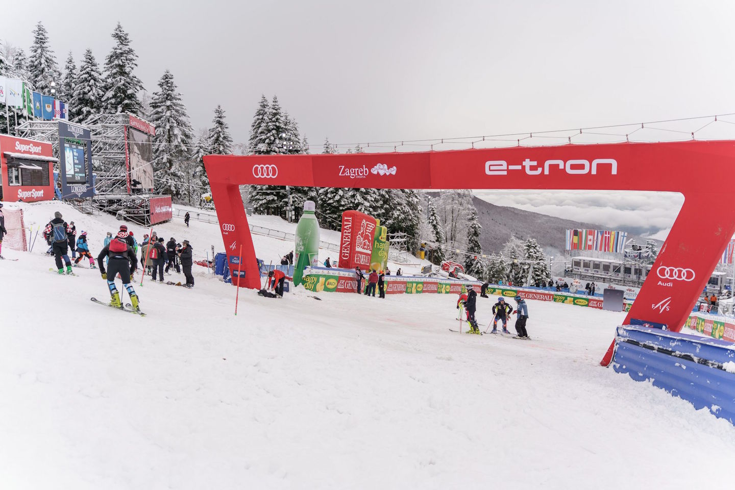 V vrečki prevažal 120.000 evrov: Škandal v smučarski zvezi odnesel direktorja