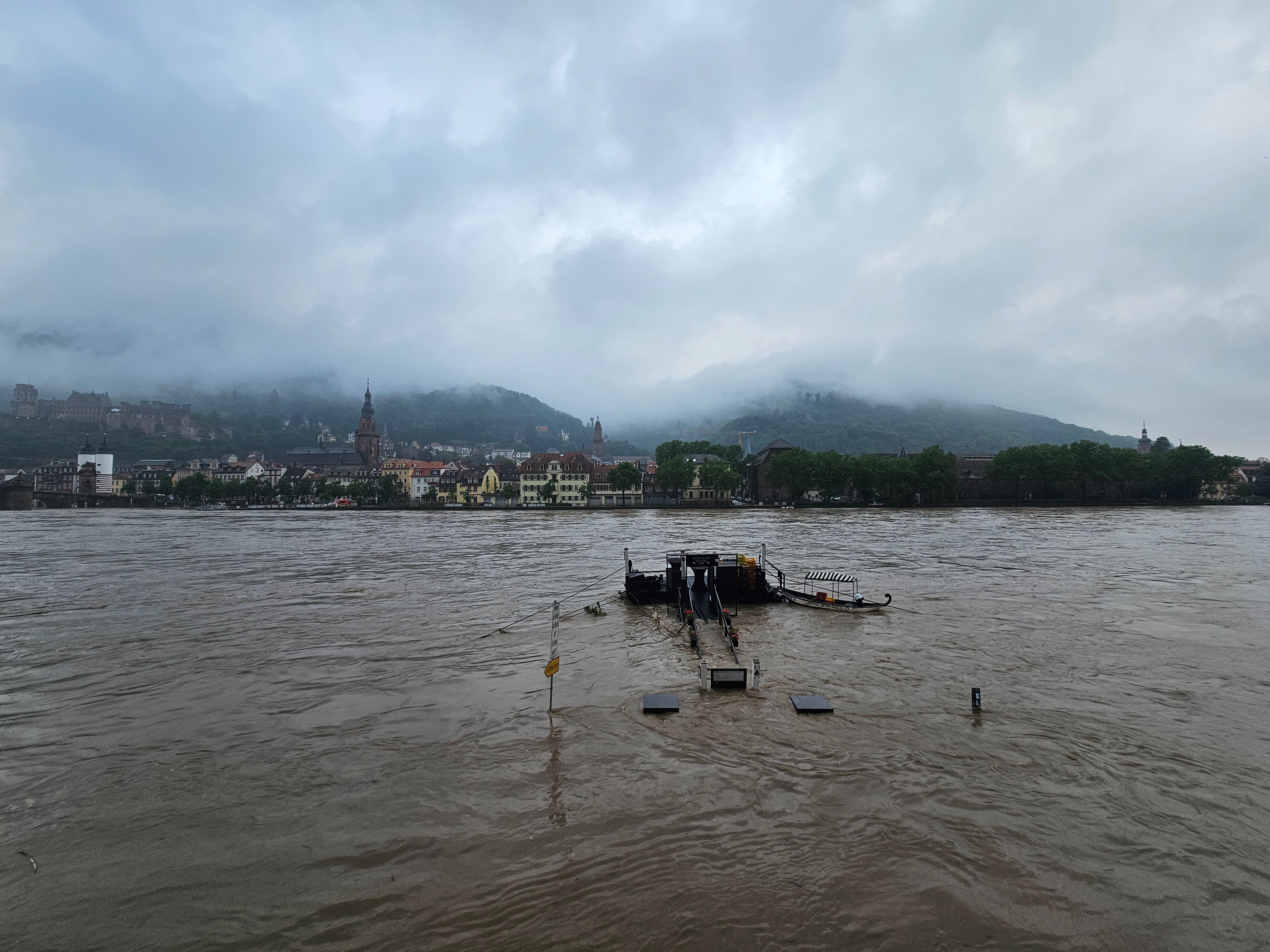 Tragedija v poplavah v Nemčiji: Med reševanjem družine umrl gasilec