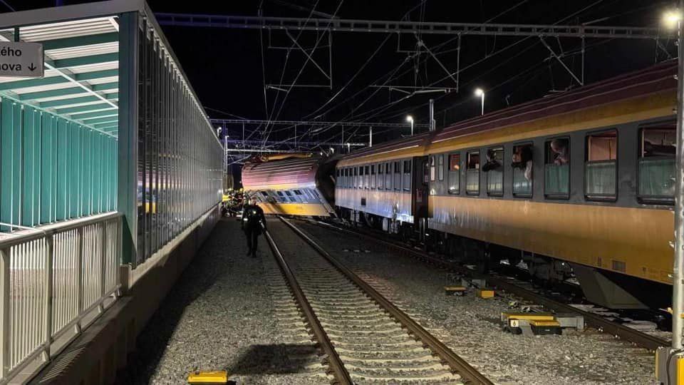 Huda nesreča vlaka: Umrli najmanj štirje, več 10 poškodovanih