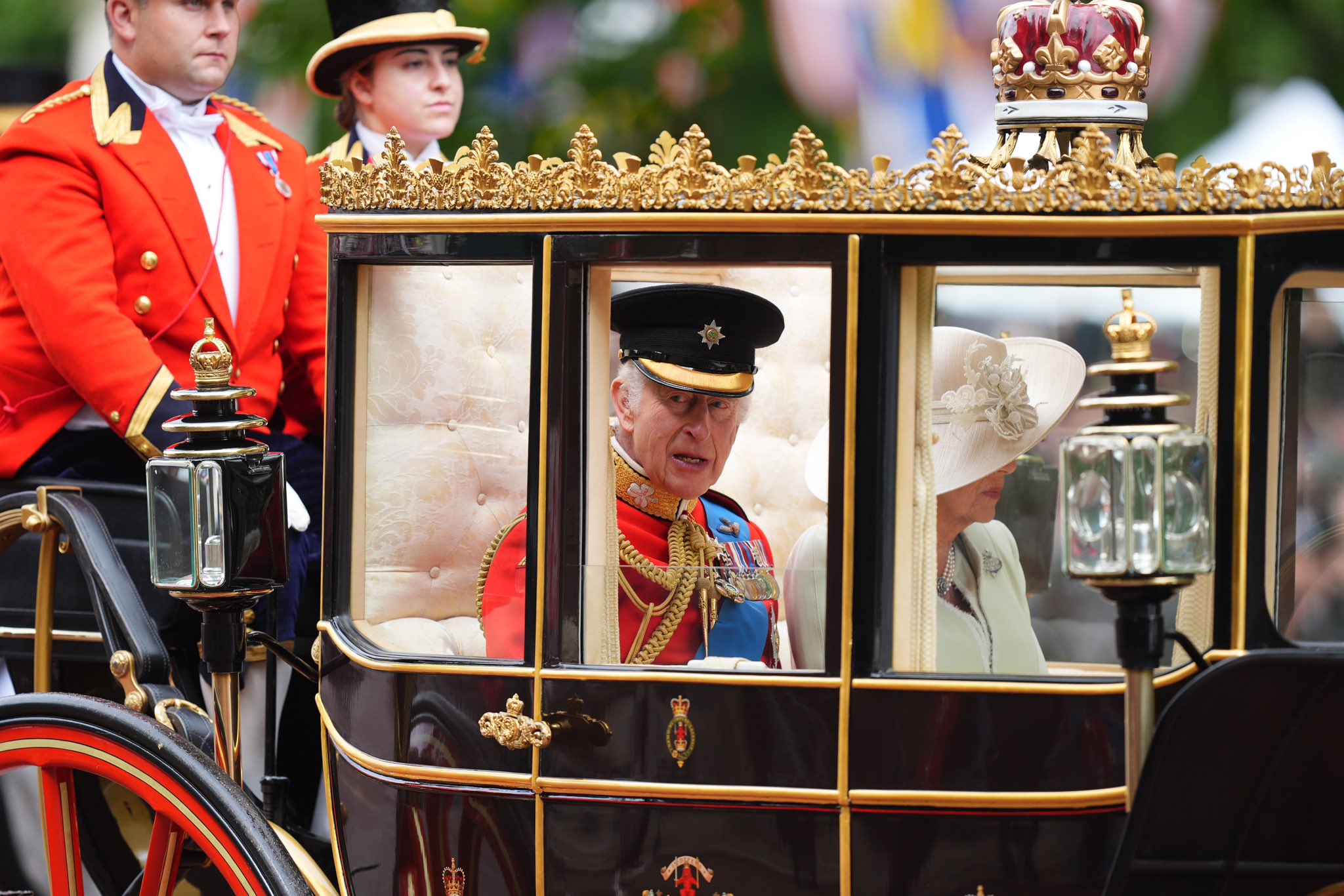 VIDEO: Napočil velik dan, namesto kralja pa vse oči uprte v nasmejano princeso Kate