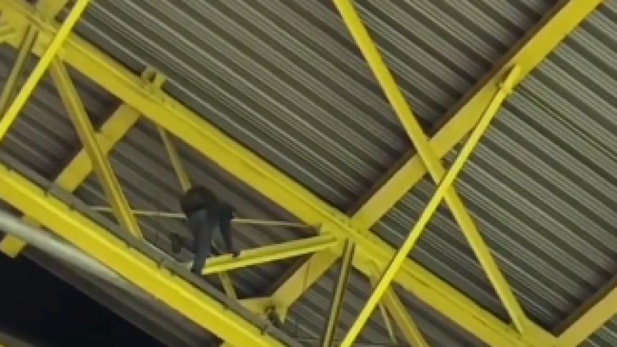 FOTO: 21-letni navijač med tekmo v Dortmundu plezal na streho stadiona, to je sledilo