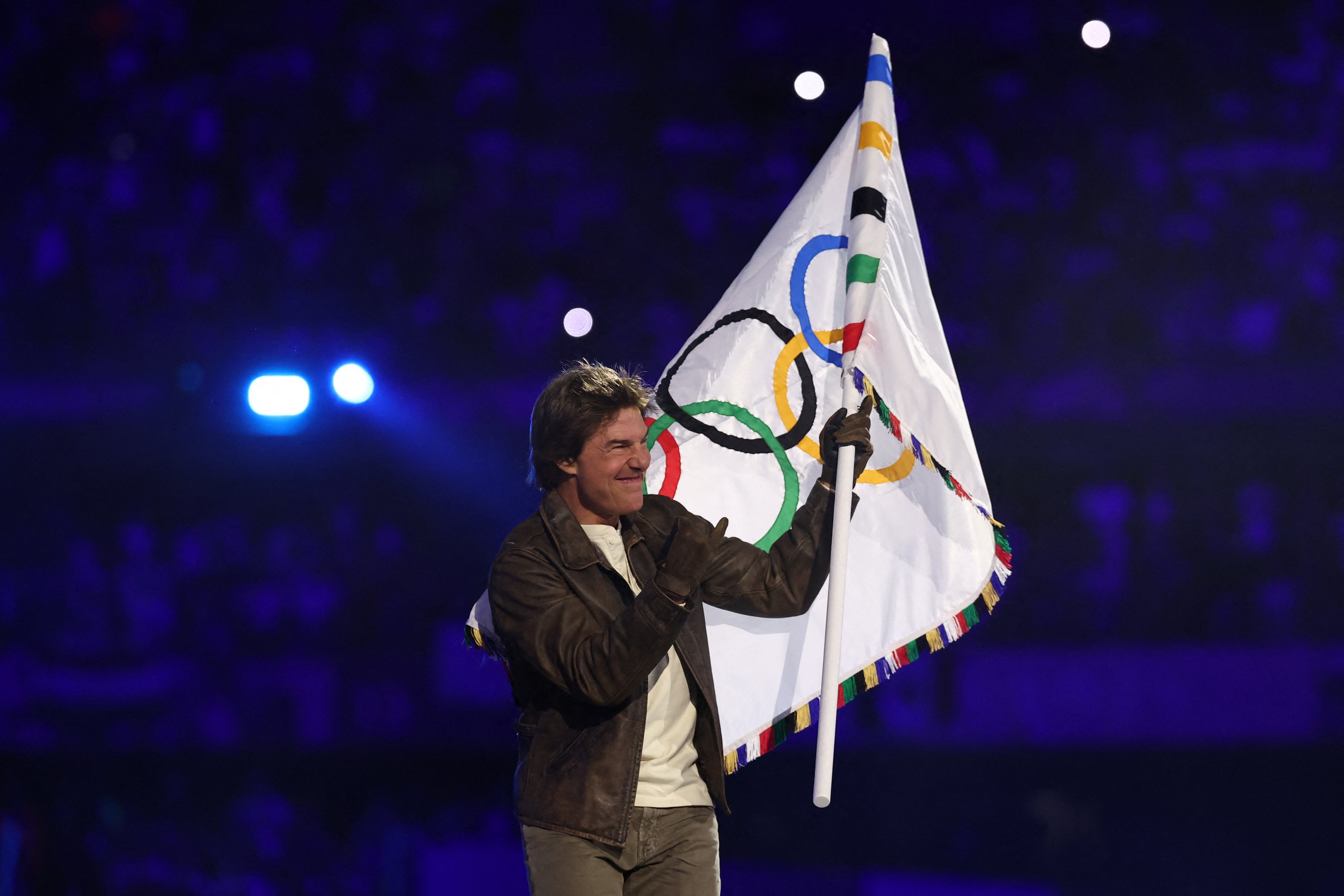 Kaj je Tom Cruise počel na strehi stadiona v Parizu? Imel je pomembno vlogo na zaključni slovesnosti OI