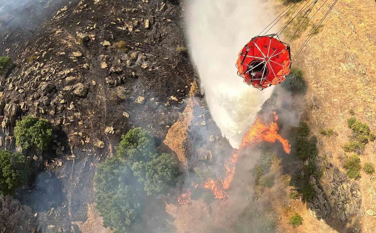 175.500 litrov vode: Slovenska helikopterska posadka uspešno gasila v Makedoniji