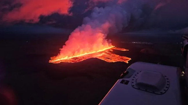 FOTO in VIDEO: Po potresu iz tal začela bruhati lava, priljubljeno turistično atrakcijo primorani evakuirati