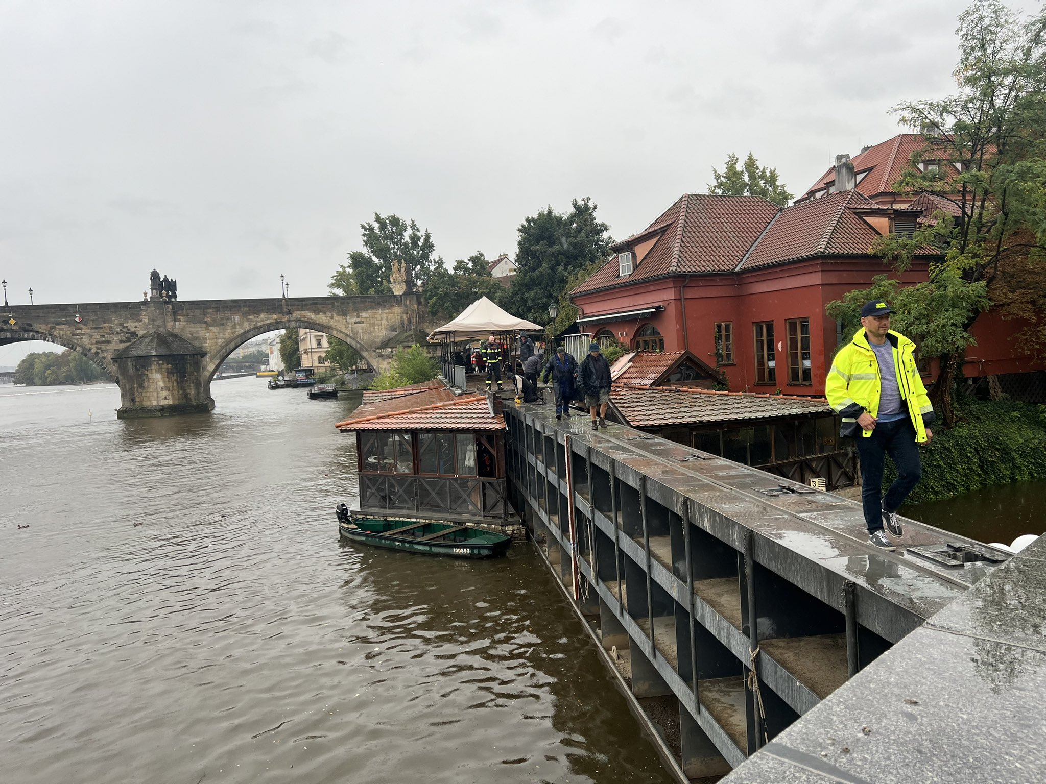 Zaradi poplav na vzhodu Evrope v teku evakuacije, pripravljeni tudi v Pragi