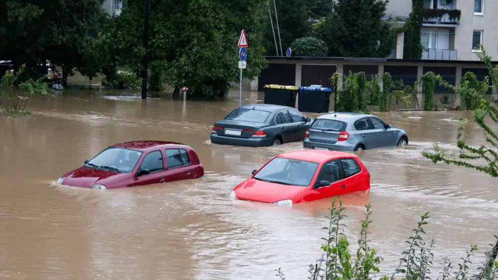 FOTO in VIDEO: Apokaliptični prizori v Srednji Evropi, v Avstriji razglasili območje naravne katastrofe