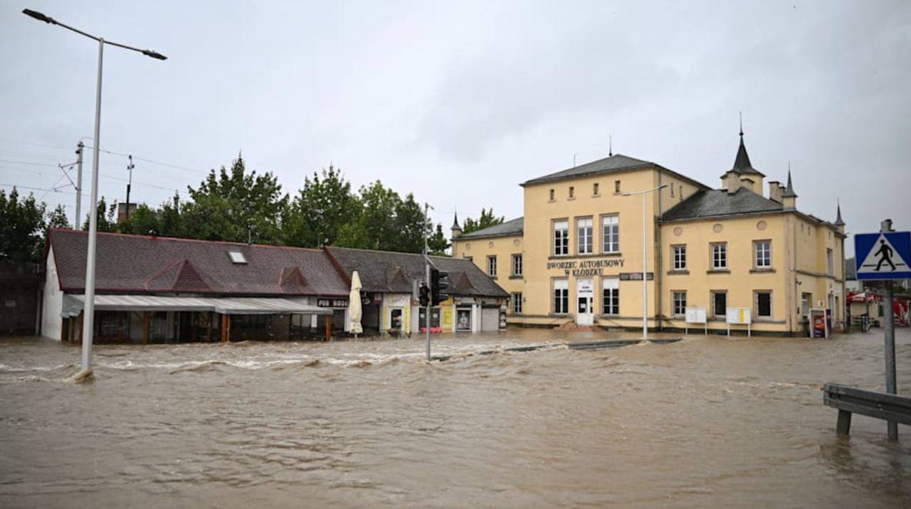 FOTO in VIDEO: Število smrtnih žrtev katastrofalnih poplav po Evropi  vztrajno raste, olajšanja še ni na vidiku