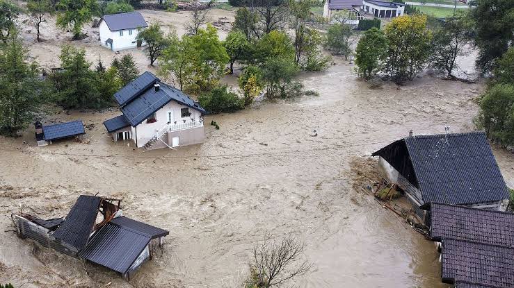 V BiH reševalci nadaljujejo iskanje pogrešanih v poplavah, vsi pogledi usmerjeni v kamnolom