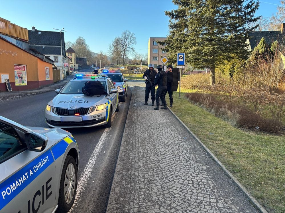 Smrtonosno streljanje v mestni hiši, mati napadalca v paniki skočila skozi okno