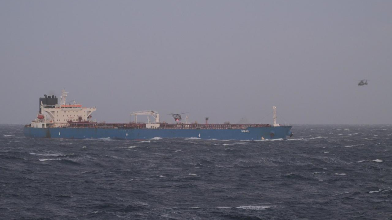 Tanker brez nadzora pluje po Sredozemskem morju s polnim tovorom ruske nafte