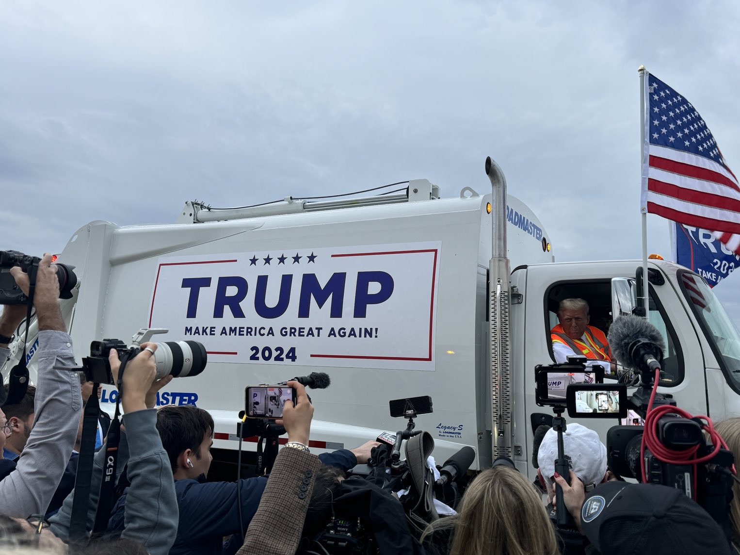 Trump izkoristil spodrsljaj Bidna in si nadel telovnik ter se vozil v smetarskem vozilu