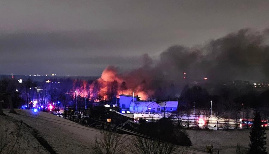 VIDEO: Tovorno letalo strmoglavilo na stanovanjsko hišo, najmanj en človek je mrtev