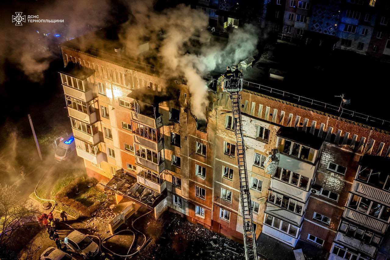 FOTO in VIDEO: Rusija z več kot 100 droni nad Ukrajino, napad terjal smrtno žrtev