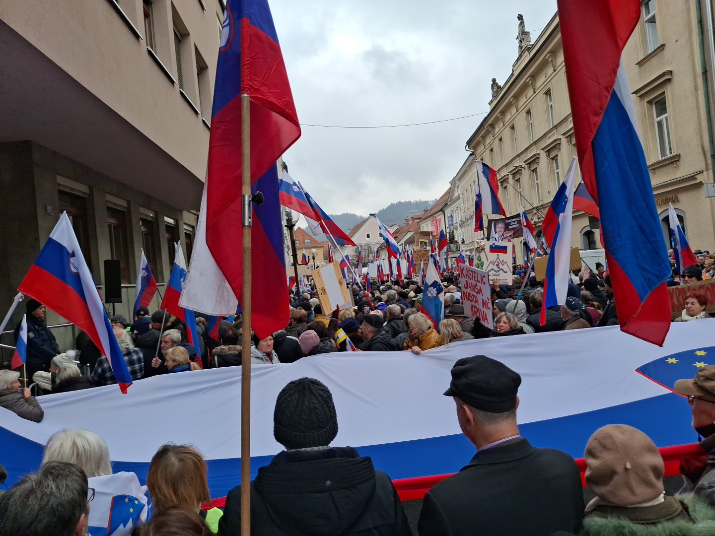 Nov protest pred sodiščem: Janša razmere v državi je označil kot vladavino lutk