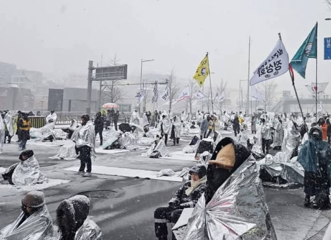 V Južni Koreji kaotično po poskusu aretacije predsednika, na obisk prihaja Blinken