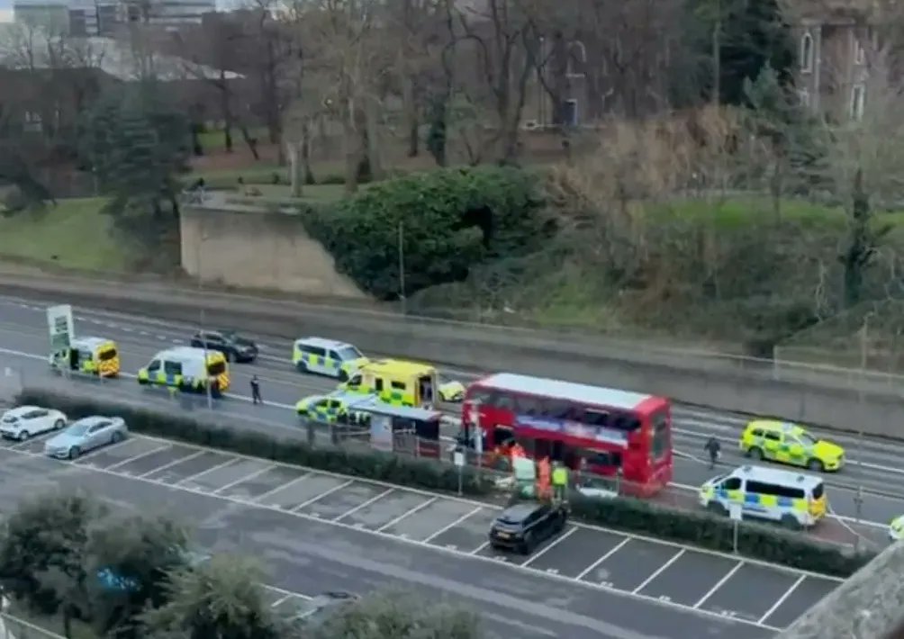 Tragično: Sredi dneva v Londonu na avtobusu zabodli 14-letnika