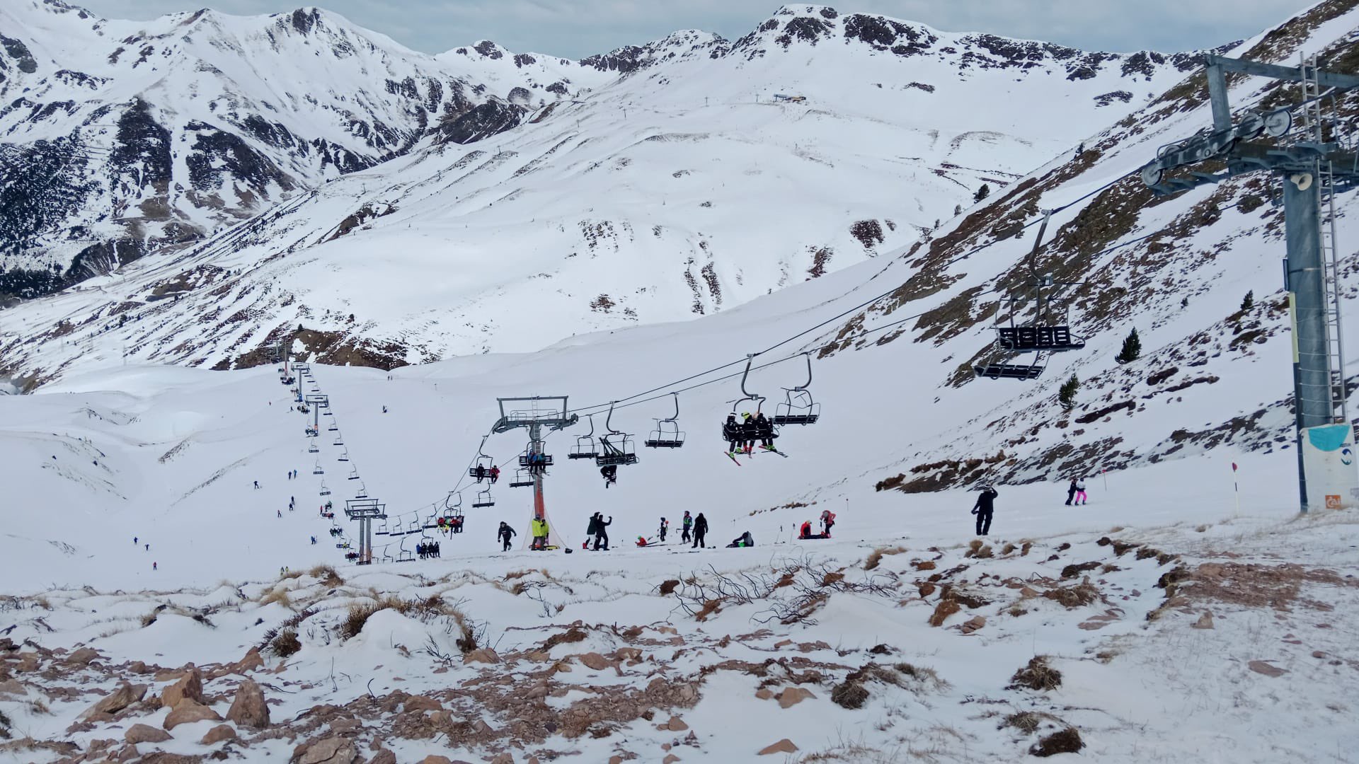 FOTO in VIDEO: Huda nesreča na smučišču, več kot 30 ljudi poškodovanih