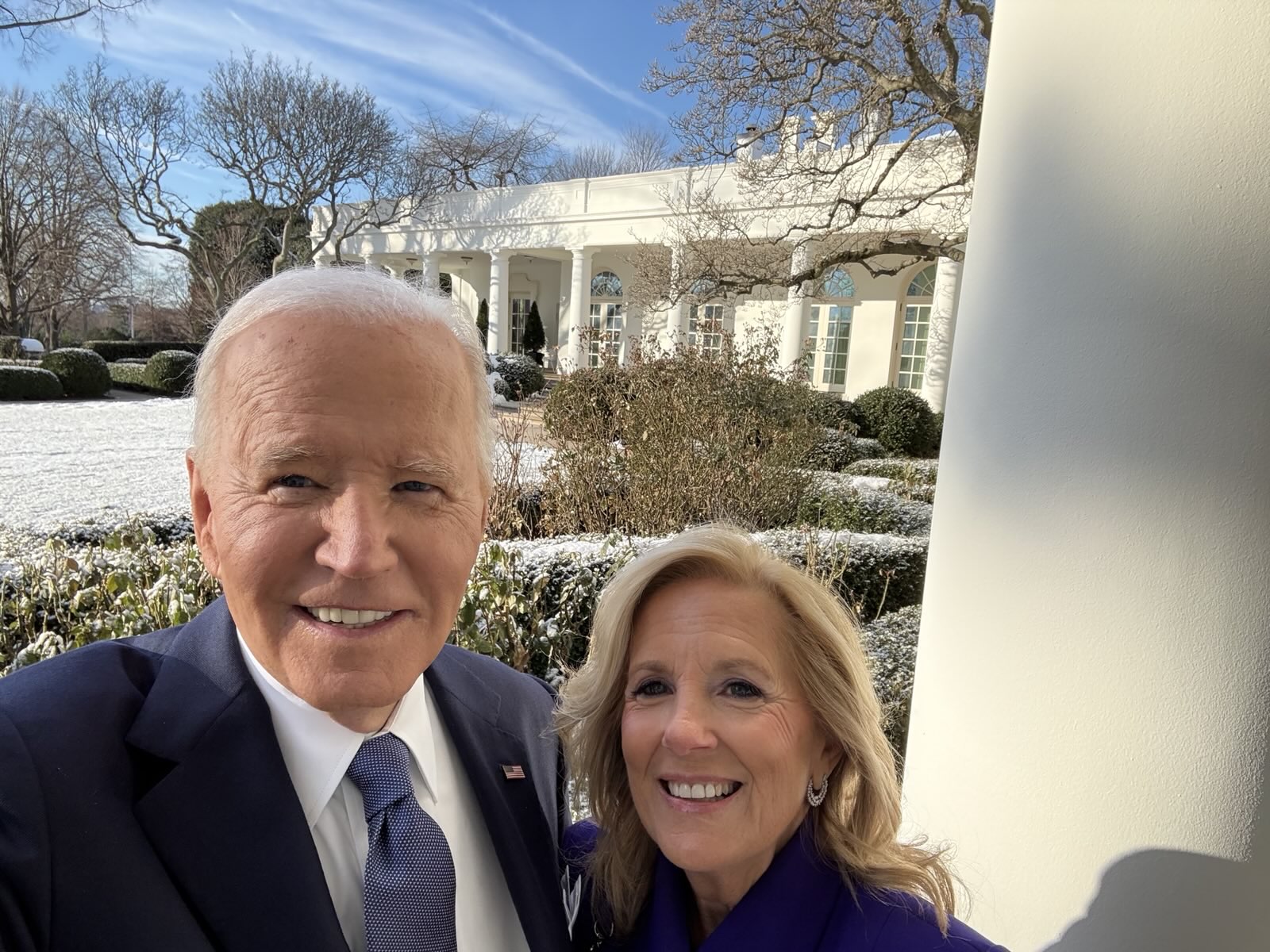 FOTO: Biden se od Bele hiše poslavlja s selfijem