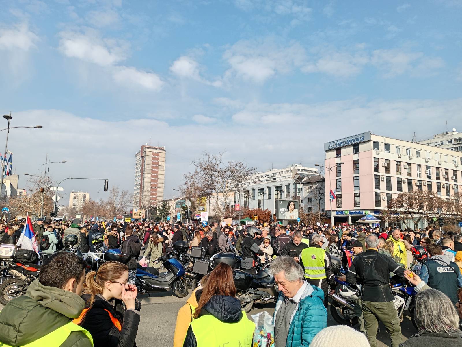 VIDEO: Z avtomobilom zapeljal v množico protestnikov, več poškodovanih